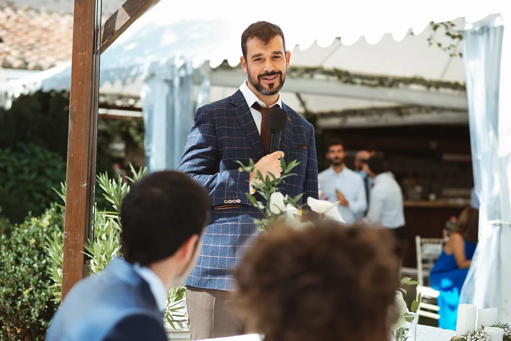 Andrés Madruga con el micrófono durante una boda, como monologuista y oficiante