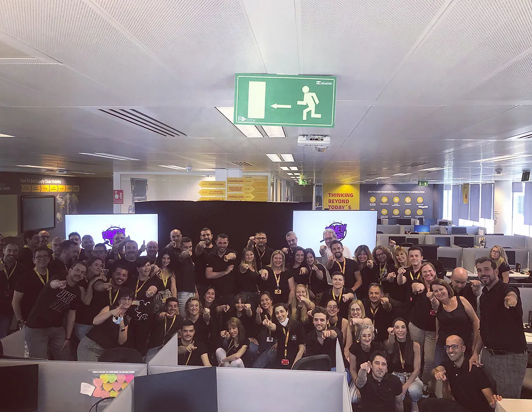 Asistentes de las jornadas de DHL riendo durante el monólogo