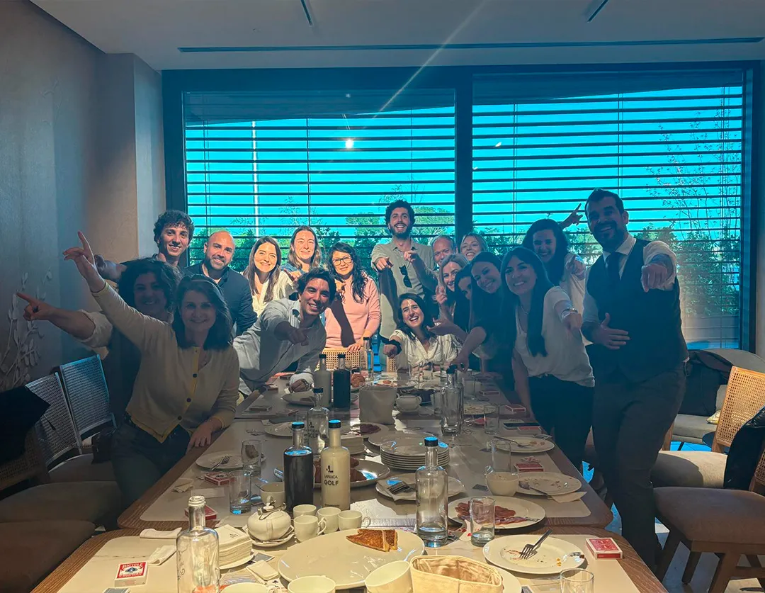 Equipo de ING celebrando al final del teambuilding con magia