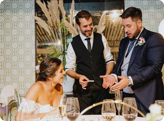 Magia en la mesa de los novios durante el banquete de boda