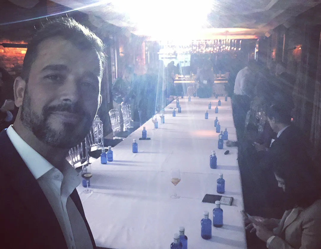 Andrés Madruga con el micro ante el equipo de Dell